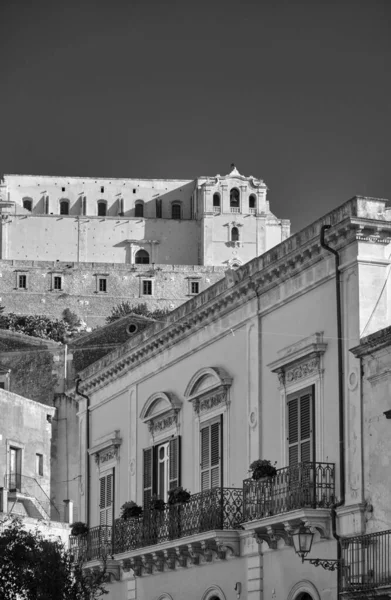 イタリア シチリア島 Scicli ラグーザ州 バロック様式の建物のファサードとサンタ マリア デッラ クロス修道院 Sec 丘の上 — ストック写真