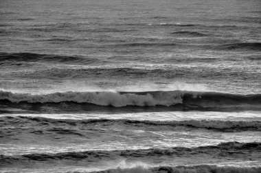 İtalya, Sicilya, Akdeniz, gün batımında dalgalar