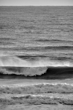 İtalya, Sicilya, Akdeniz, gün batımında dalgalar