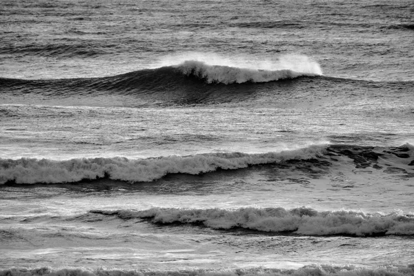 意大利西西里地中海日落时汹涌的海浪 — 图库照片