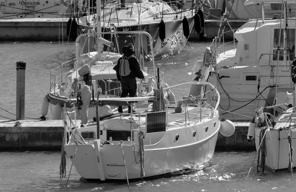 Italia Sicilia Mar Mediterraneo Marina Ragusa Provincia Ragusa Uomo Barca — Foto Stock