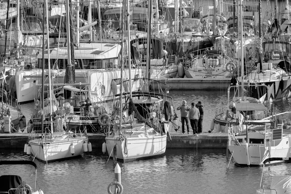 イタリア シチリア島 地中海 マリーナ ラグーザ ラグーザ州 2月2022 ポート内の人々と帆船 編集部 — ストック写真