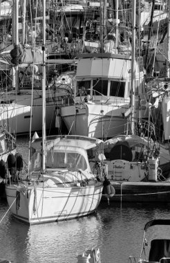 İtalya, Sicilya, Akdeniz, Marina di Ragusa (Ragusa ili); 8 Şubat 2022, limanda lüks yatlar - EDITORIAL