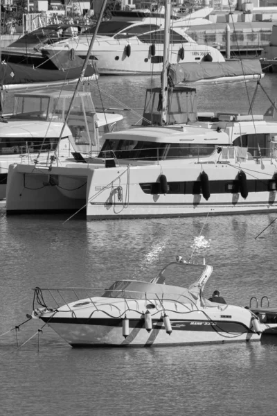 イタリア シチリア島 地中海 マリーナ ラグーザ ラグーザ州 2月2022 ポート内の高級ヨット Editorial — ストック写真