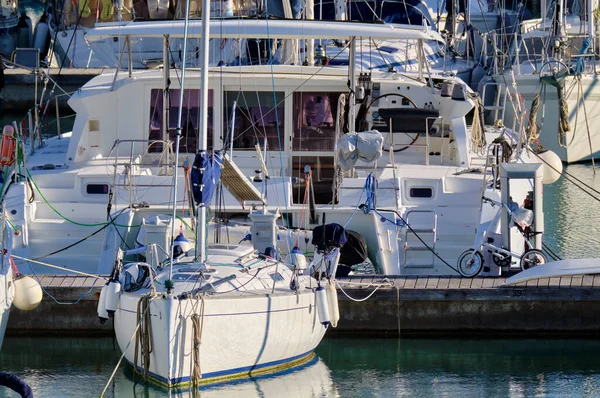 이탈리아 시칠리아 지중해 마리나 디라구 항구에서 항해하는 — 스톡 사진