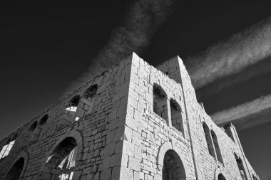 İtalya; Sicilya, Akdeniz deniz, Sampieri (Ragusa eyaletinde), kalıntıları eski bir tuğla fabrikası