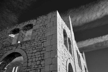 İtalya; Sicilya, Akdeniz deniz, Sampieri (Ragusa eyaletinde), kalıntıları eski bir tuğla fabrikası