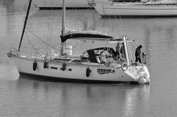 İtalya, Sicilya, Akdeniz, Marina di Ragusa (Ragusa Eyaleti); 13 Şubat 2022, limandaki bir yelkenli teknesinde insanlar - EDITORIAL