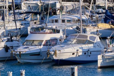 İtalya, Sicilya, Akdeniz, Marina di Ragusa (Ragusa ili); 16 Şubat 2022, limanda lüks yatlar - EDITORIAL