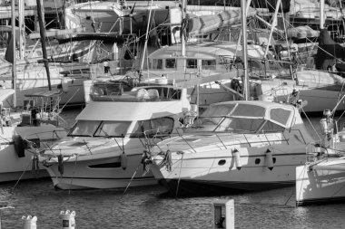 İtalya, Sicilya, Akdeniz, Marina di Ragusa (Ragusa ili); 16 Şubat 2022, limanda lüks yatlar - EDITORIAL