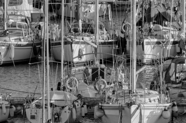 İtalya, Sicilya, Akdeniz, Marina di Ragusa (Ragusa ili); 16 Şubat 2022, limanda lüks yatlar - EDITORIAL
