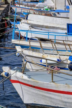 İtalya, Sicilya, Portopalo di Capo Passero, Siracusa Eyaleti); Limandaki ahşap balıkçı tekneleri
