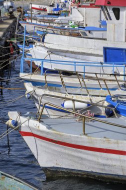 İtalya, Sicilya, Portopalo di Capo Passero, Siracusa Eyaleti); Limandaki ahşap balıkçı tekneleri