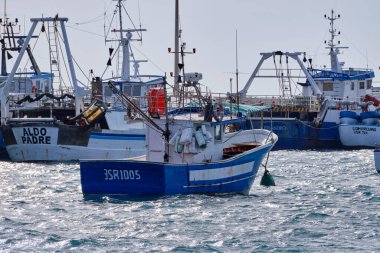 İtalya, Sicilya, Portopalo di Capo Passero, Siracusa Eyaleti); Limandaki ahşap balıkçı tekneleri