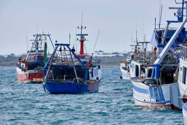 İtalya, Sicilya, Portopalo di Capo Passero (Siracusa Eyaleti); limanda ahşap balıkçı tekneleri