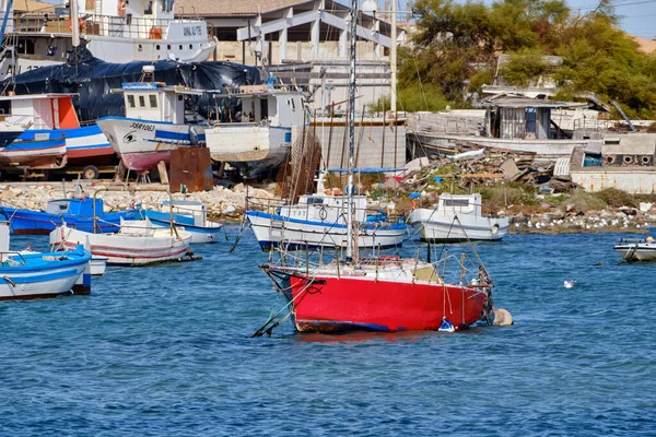 Италия Sicily Portopalo Capo Passero Местные Деревянные Рыболовные Лодки Роскошные — стоковое фото