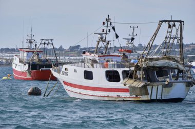 İtalya, Sicilya, Portopalo di Capo Passero (Siracusa Eyaleti); limanda yerel ahşap balıkçı tekneleri