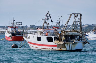 İtalya, Sicilya, Portopalo di Capo Passero (Siracusa Eyaleti); limanda yerel ahşap balıkçı tekneleri