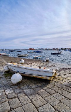 İtalya, Sicilya, Marzamemi (Siracusa eyaleti); balıkçı tekneleri limanda