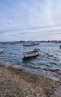 İtalya, Sicilya, Marzamemi (Siracusa eyaleti); balıkçı tekneleri limanda