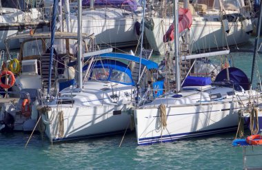 İtalya, Sicilya, Akdeniz, Marina di Ragusa (Ragusa Eyaleti); 21 Şubat 2022, limanda yelkenli tekneleri - EDITORIAL