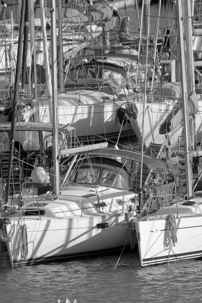 イタリア シチリア島 地中海 マリーナ ラグーザ ラグーザ州 2月2022 ポート内の帆船 Editorial — ストック写真