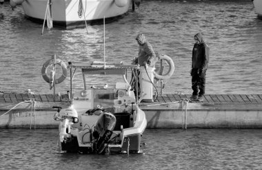 İtalya, Sicilya, Akdeniz, Marina di Ragusa (Ragusa Eyaleti); 22 Şubat 2022, limanda halk, motorlu tekneler ve lüks yatlar - EDITORIAL