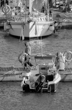 İtalya, Sicilya, Akdeniz, Marina di Ragusa (Ragusa Eyaleti); 22 Şubat 2022, limanda halk, motorlu tekneler ve lüks yatlar - EDITORIAL