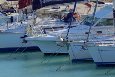 İtalya, Sicilya, Akdeniz, Marina di Ragusa (Ragusa Eyaleti); limanda lüks yatlar 