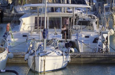 İtalya, Sicilya, Akdeniz, Marina di Ragusa (Ragusa Eyaleti); 23 Şubat 2022, limandaki büyük bir yelkenli teknesinde adam - EDITORIAL