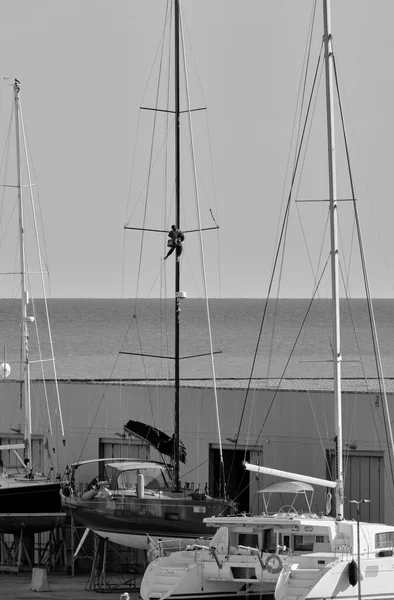 Italia Sicilia Mar Mediterráneo Marina Ragusa Provincia Ragusa Hombre Trabajando —  Fotos de Stock