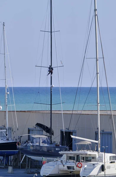 Itália Sicília Mar Mediterrâneo Marina Ragusa Província Ragusa Homem Que — Fotografia de Stock