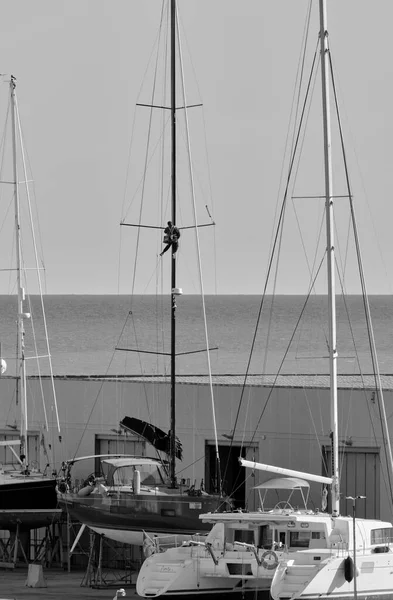 Италия Сицилия Средиземное Море Marina Ragusa Ragusa Province Мужчина Работающий — стоковое фото