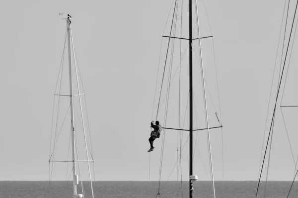意大利 西西里 地中海 拉古萨海 拉古萨省 在港口从事帆船桅杆工作的人 — 图库照片