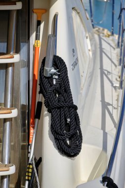 İtalya, Sicilya, Marina di Ragusa (Ragusa Eyaleti); 25 Şubat 2022, limanda lüks bir yatta deniz ipleri - EDITORIAL