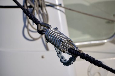 İtalya, Sicilya, Marina di Ragusa (Ragusa Eyaleti), limandaki bir yelkenli teknesinin deniz ipleri.