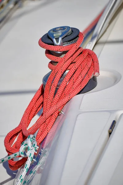 イタリア シチリア島 地中海 マリーナ ラグーザ ラグーザ州 港内の帆船でのワインロープおよび海上ロープ — ストック写真