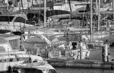 İtalya, Sicilya, Akdeniz, Marina di Ragusa (Ragusa ili); 27 Şubat 2022, limanda lüks yatlar - EDITORIAL
