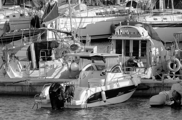 イタリア シチリア島 地中海 マリーナ ラグーザ ラグーザ州 2月2022 ポート内の豪華ヨットの男 編集部 — ストック写真