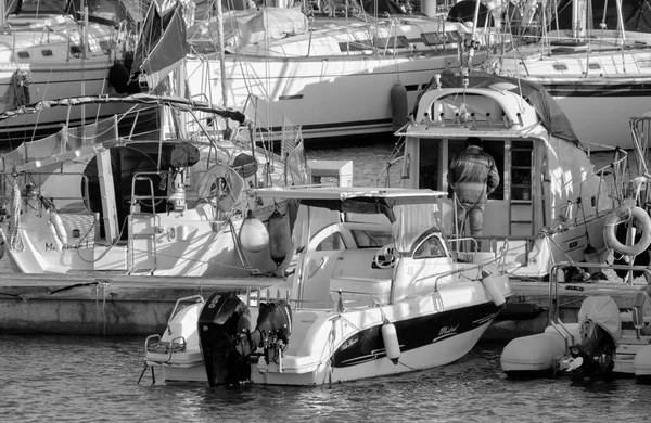 意大利 西西里 地中海 拉古萨海 拉古萨省 2022年2月27日 港口一艘豪华游艇上的男子 Editorial — 图库照片