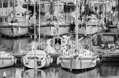 İtalya, Sicilya, Akdeniz, Marina di Ragusa (Ragusa Eyaleti); 28 Şubat 2022, limanda yelkenli tekneleri - EDITORIAL