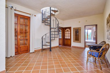 İtalya, Sicilya, Ragusa Eyaleti, kırsal kesim; 14 Aralık 2021, zarif özel çiftlik evi, yatak odalarına veranda - EDITORIAL