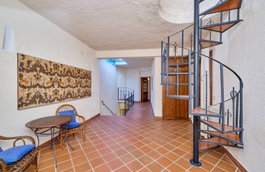 İtalya, Sicilya, Ragusa Eyaleti, kırsal kesim; 14 Aralık 2021, zarif özel çiftlik evi, çatıya merdivenler ve yatak odalarına veranda - EDITORIAL