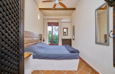 İtalya, Sicilya, Ragusa Eyaleti, kırsal kesim; 14 Aralık 2021, zarif özel ev, yatak odası - EDITORIAL