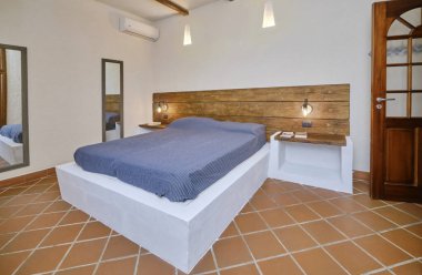 İtalya, Sicilya, Ragusa Eyaleti, kırsal kesim; 14 Aralık 2021, zarif özel ev, yatak odası - EDITORIAL