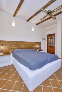 İtalya, Sicilya, Ragusa Eyaleti, kırsal kesim; 14 Aralık 2021, zarif özel ev, yatak odası - EDITORIAL