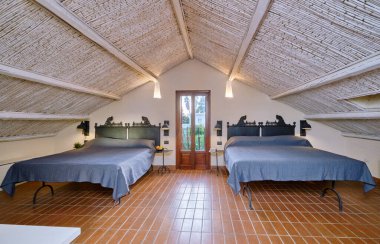 İtalya, Sicilya, Ragusa Eyaleti, kırsal kesim; 14 Aralık 2021, zarif özel ev, yatak odası - EDITORIAL