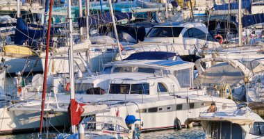 İtalya, Sicilya, Akdeniz, Marina di Ragusa (Ragusa ili); 5 Mart 2022, limanda lüks yatlar - EDITORIAL