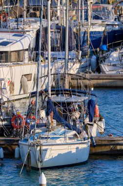 İtalya, Sicilya, Akdeniz, Marina di Ragusa (Ragusa ili); 5 Mart 2022, limanda lüks yatlar - EDITORIAL