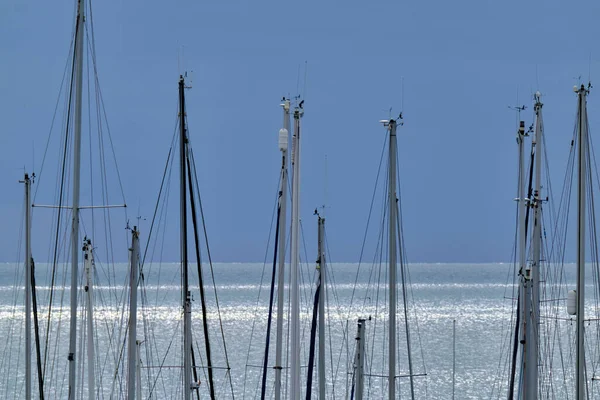 イタリア シチリア島 地中海 マリーナ ラグーザ ラグーザ州 港内の帆船マスト — ストック写真